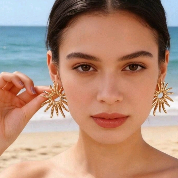 NEW! 14K Gold Plated Minimalist Sunburst Post Earrings - Picture 3 of 4